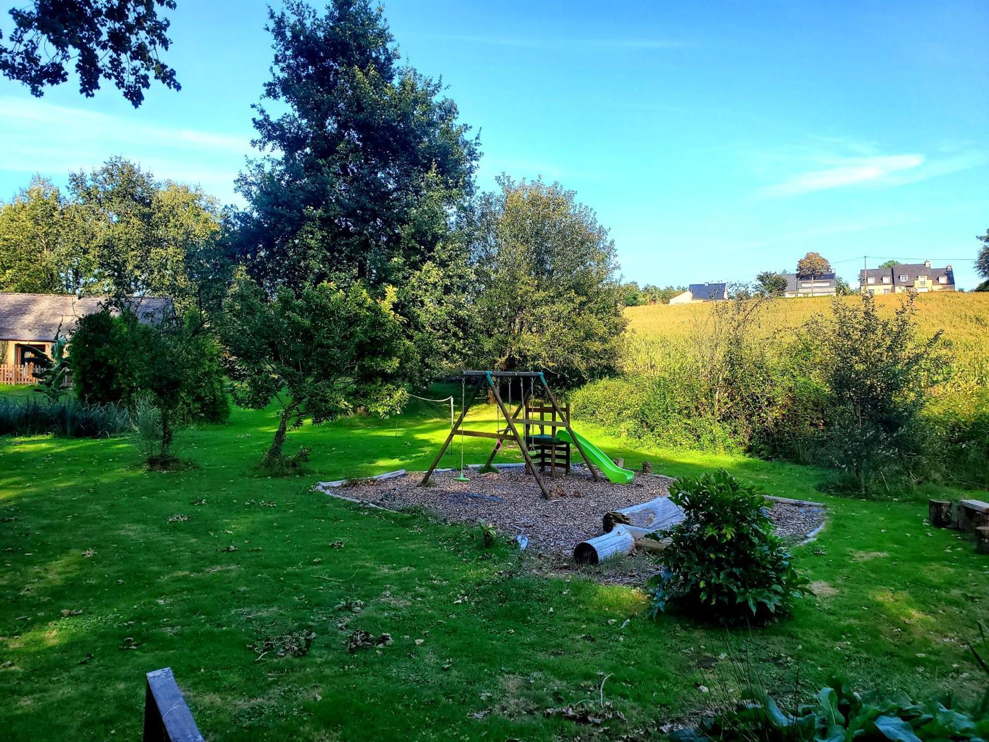Le Vieux Moulin Gites - Detached Cottage With Garden Views And Pool Guégon Kültér fotó